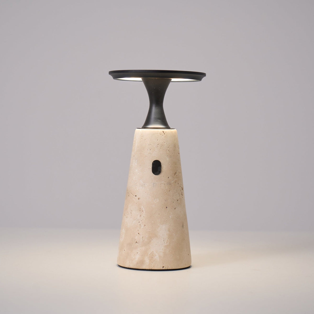 Vespera skulptural bordslampa i travertin