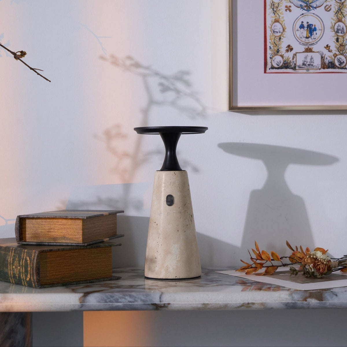 Vespera skulptural bordslampa i travertin