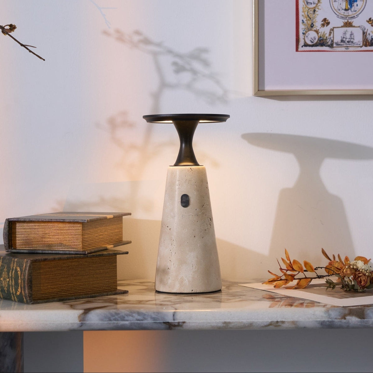 Vespera skulptural bordslampa i travertin