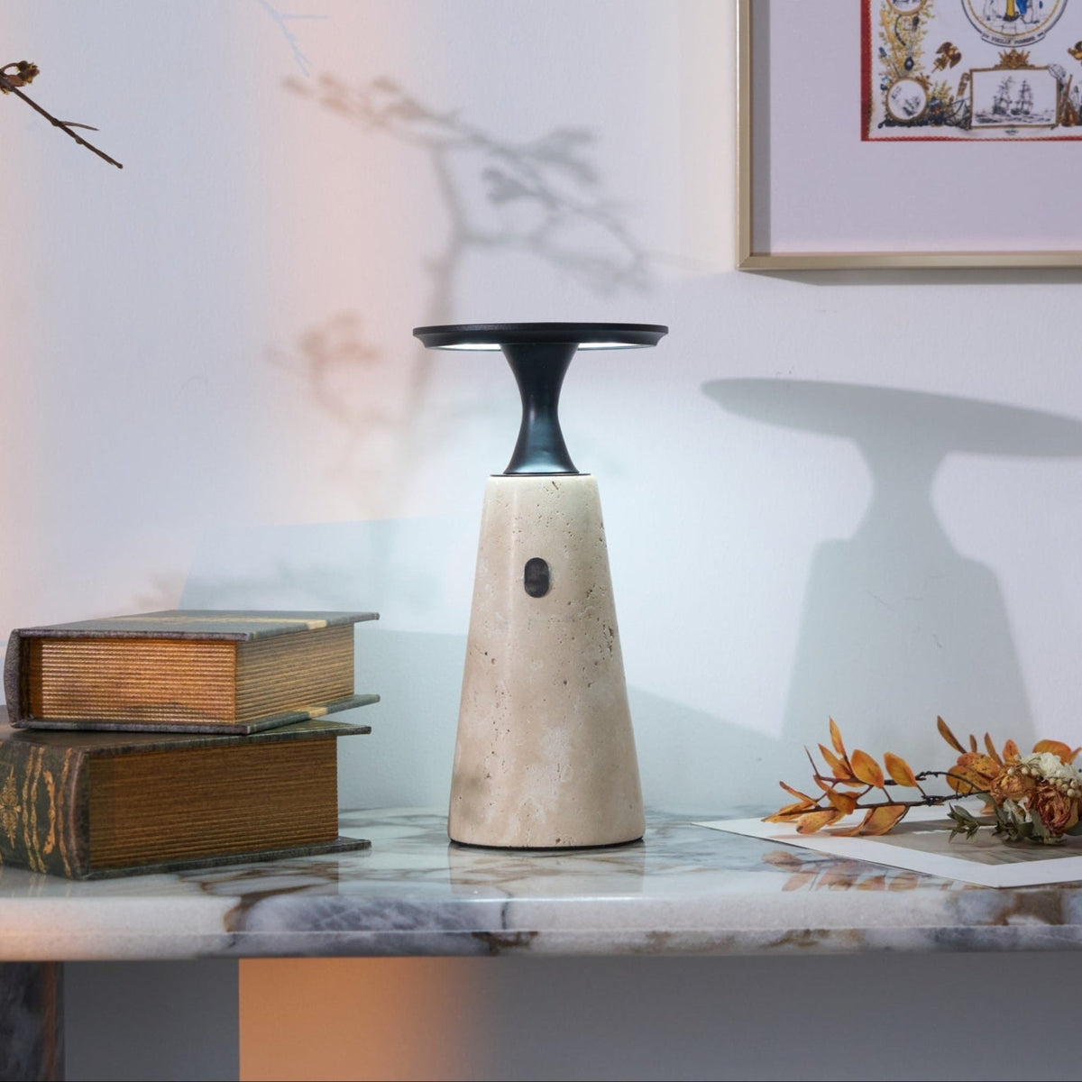 Vespera skulptural bordslampa i travertin