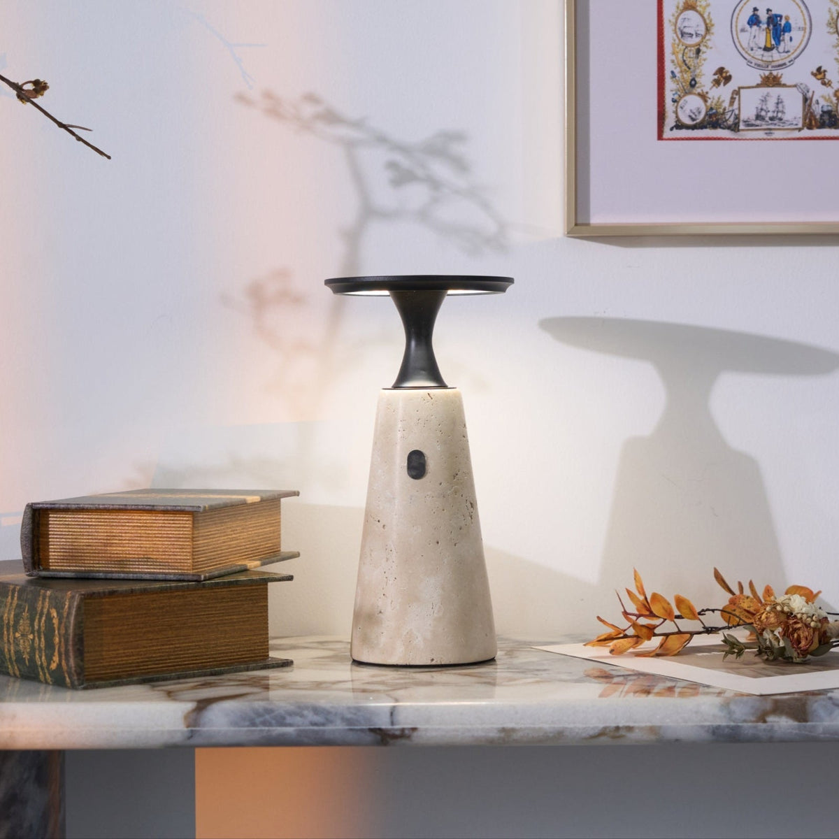 Vespera skulptural bordslampa i travertin