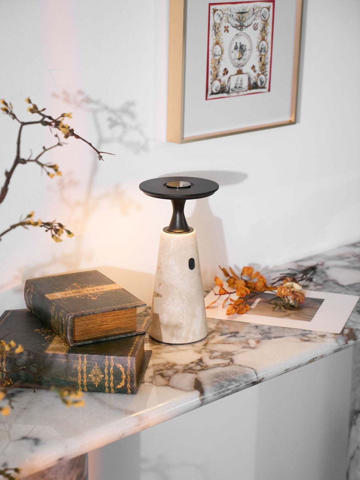 Vespera skulptural bordslampa i travertin