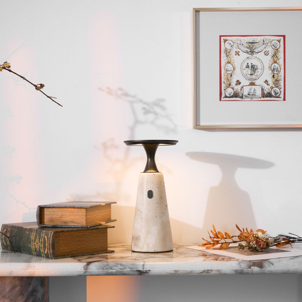 Vespera skulptural bordslampa i travertin