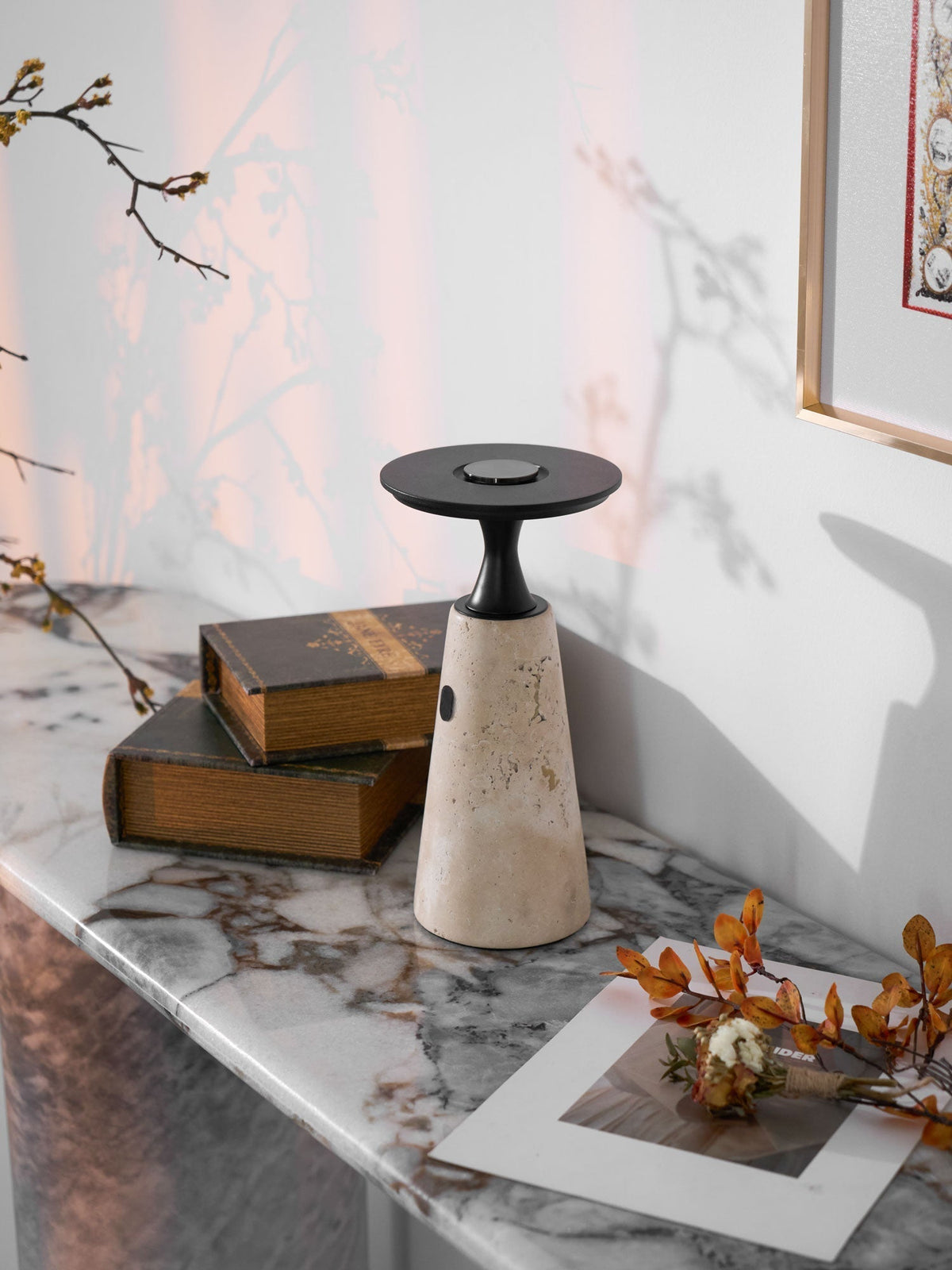 Vespera skulptural bordslampa i travertin
