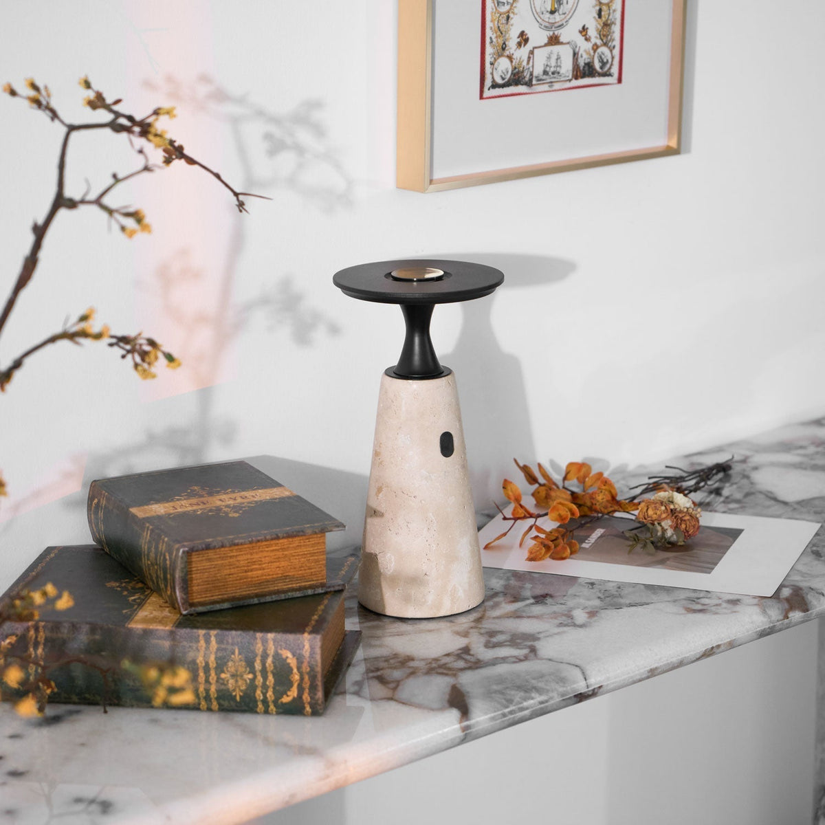 Vespera skulptural bordslampa i travertin