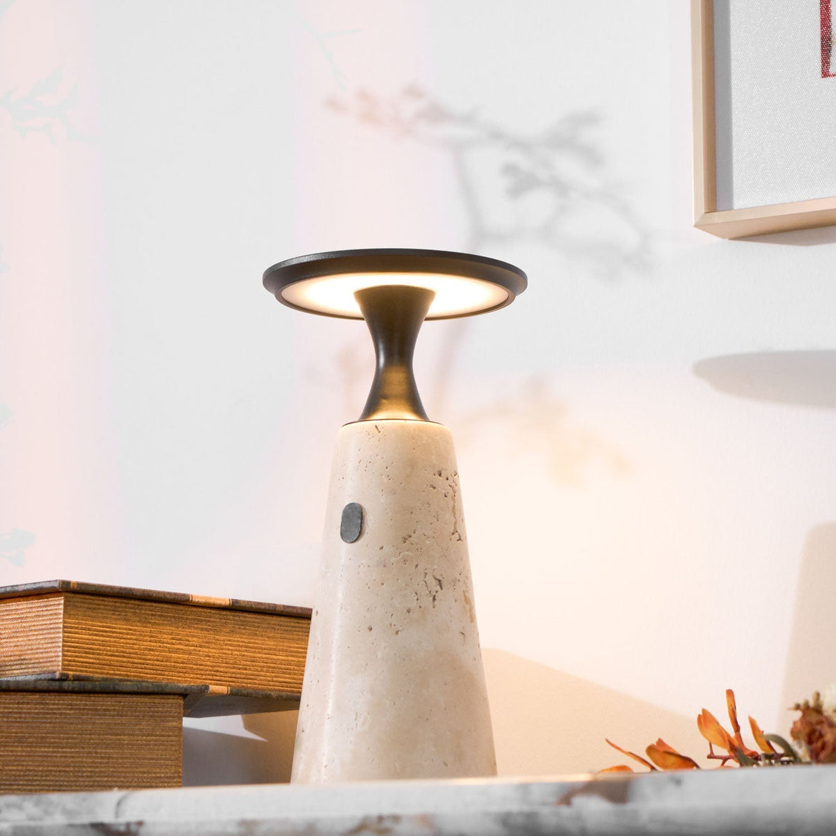 Vespera skulptural bordslampa i travertin