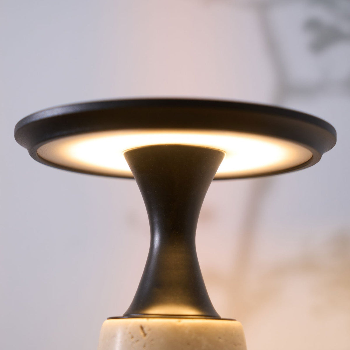 Vespera skulptural bordslampa i travertin