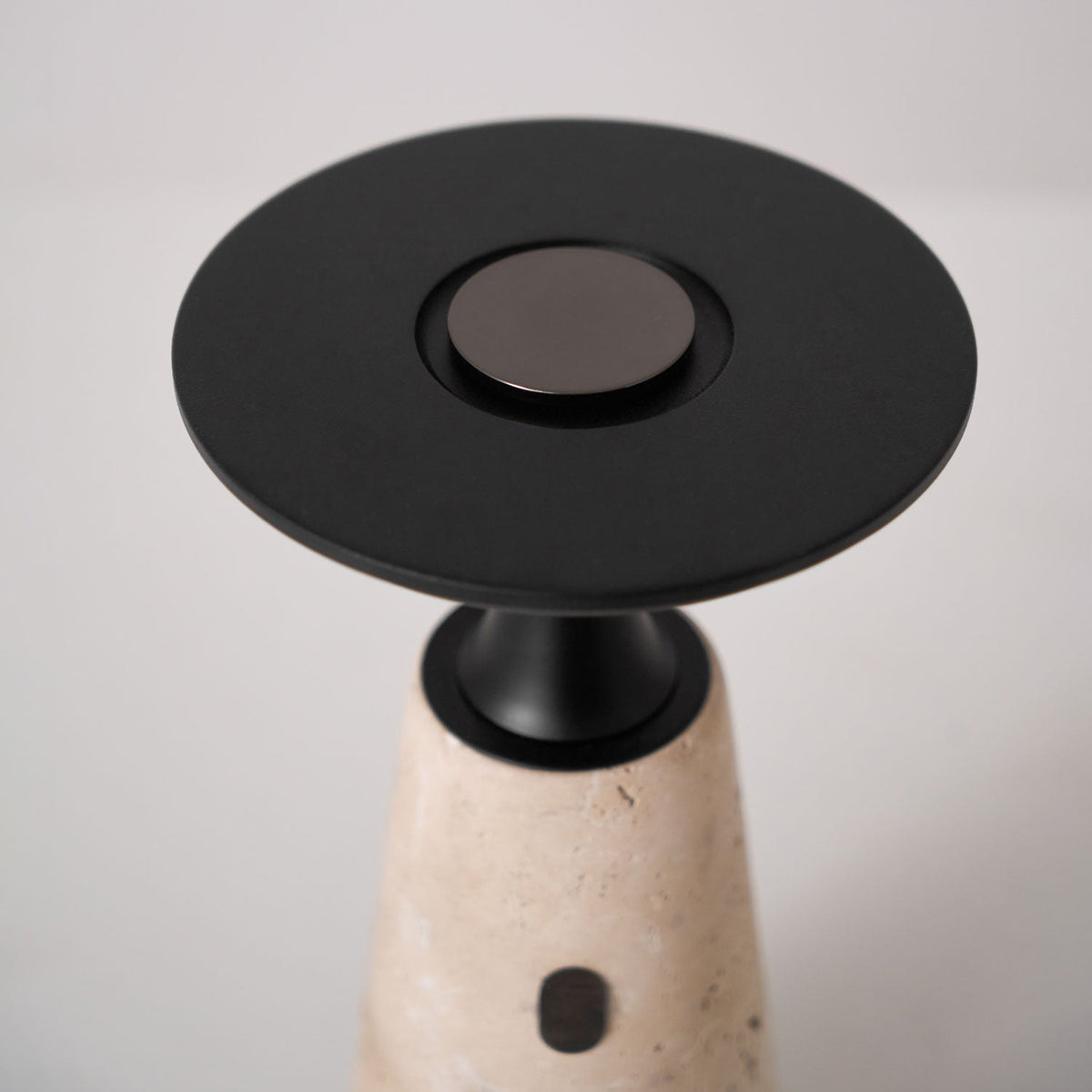 Vespera skulptural bordslampa i travertin