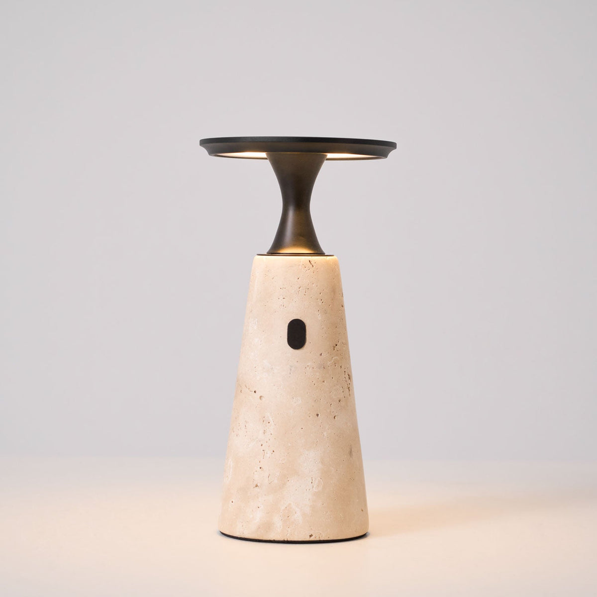 Vespera skulptural bordslampa i travertin