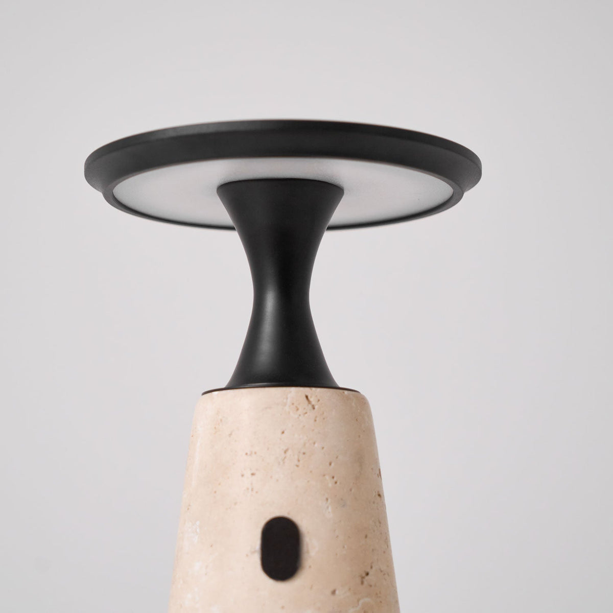 Vespera skulptural bordslampa i travertin