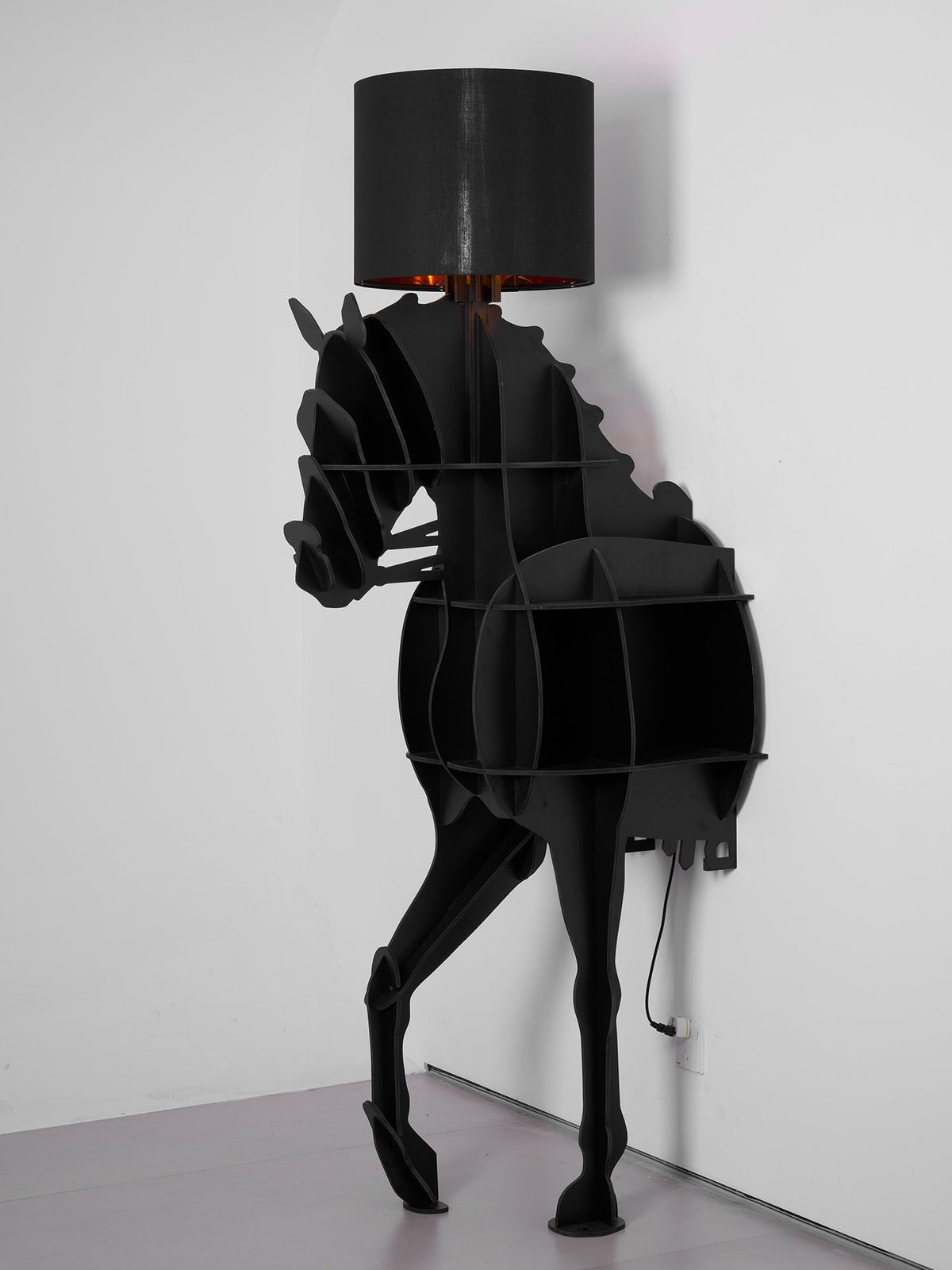 Candeeiro de pé com formato de cavalo Nrasen