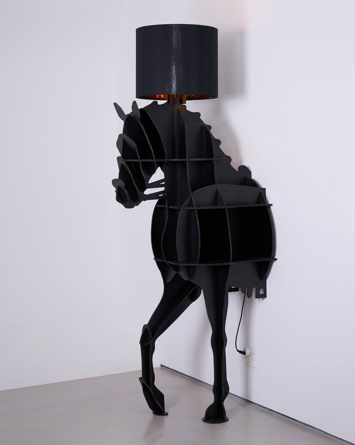 Candeeiro de pé com formato de cavalo Nrasen