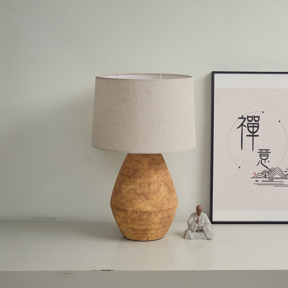 Candeeiro de mesa em tons de terracota texturada