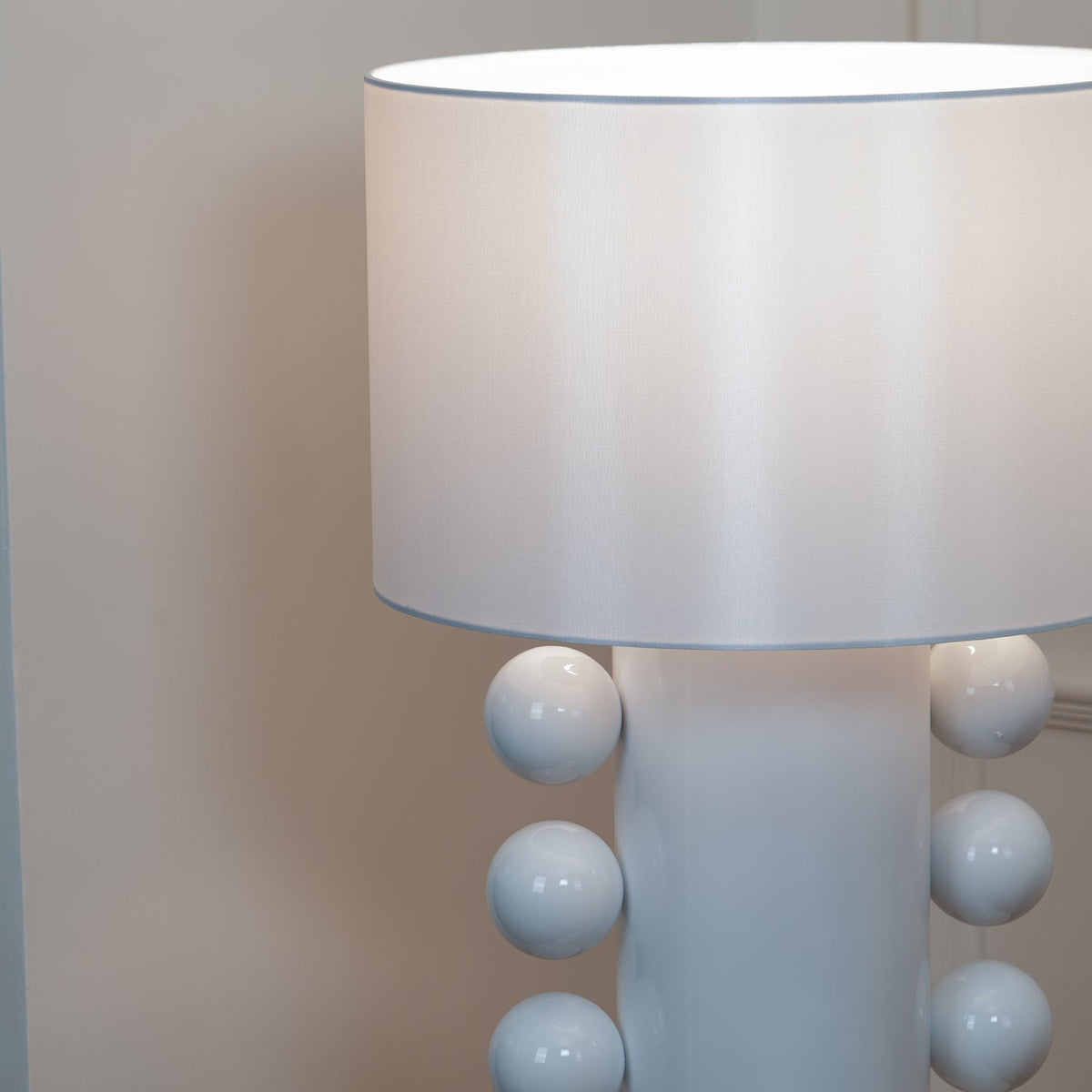 Nixu lekfull bordslampa i tyg
