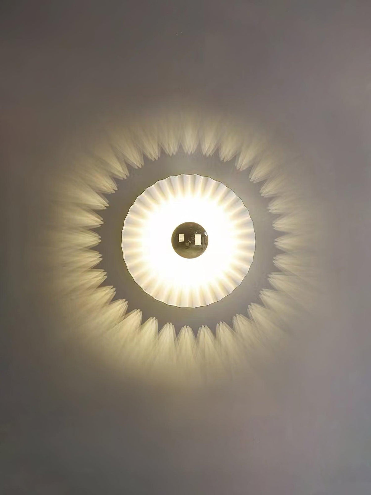Arlorila vägglampa i harts