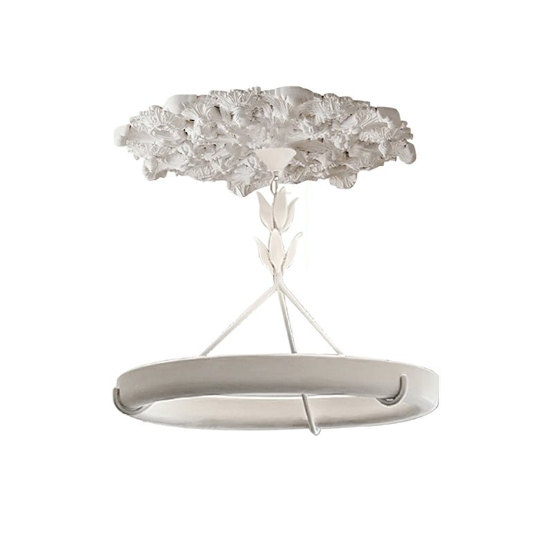 Eixor lysekrone i hvidt gips med blomstermotiv, minimalistisk