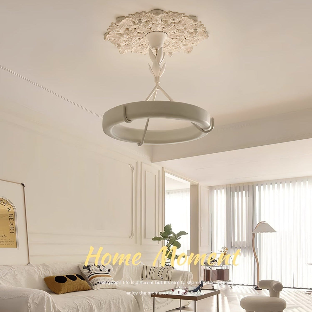 Eixor lysekrone i hvidt gips med blomstermotiv, minimalistisk