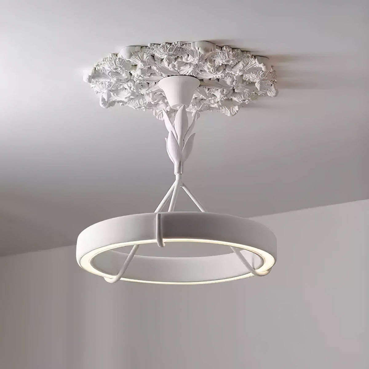 Eixor lysekrone i hvidt gips med blomstermotiv, minimalistisk