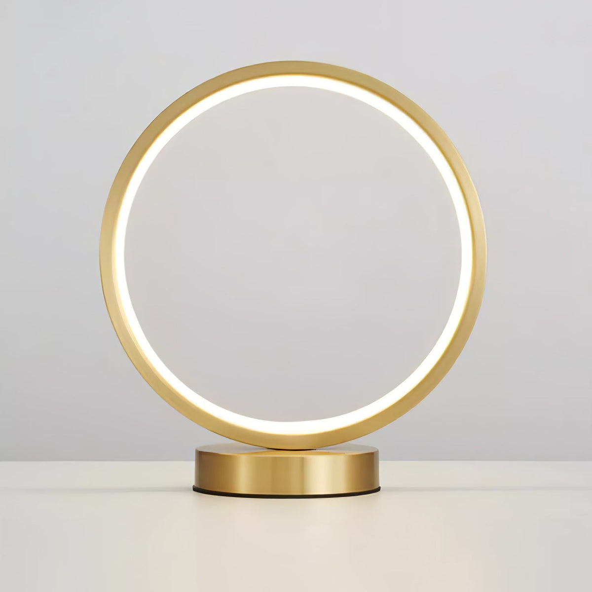 Candeeiro de mesa elegante de latão Cirra