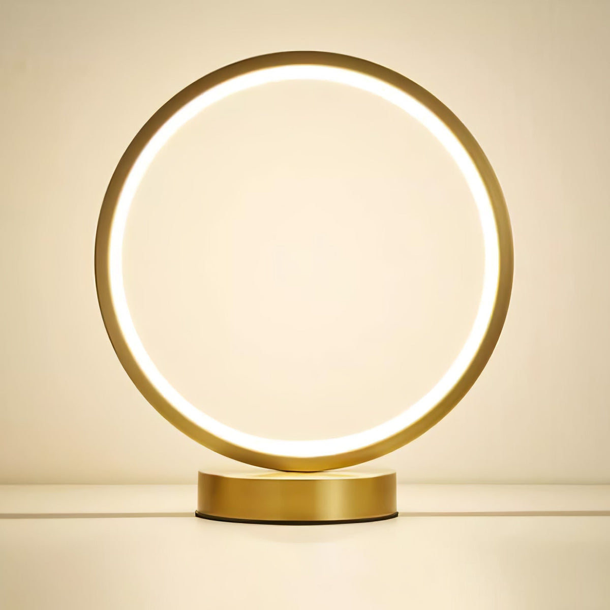 Candeeiro de mesa elegante de latão Cirra