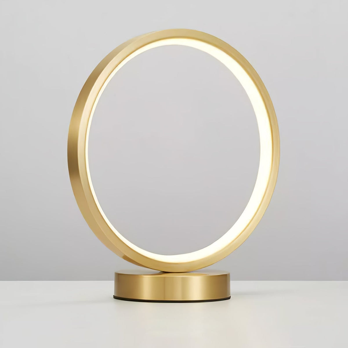 Candeeiro de mesa elegante de latão Cirra