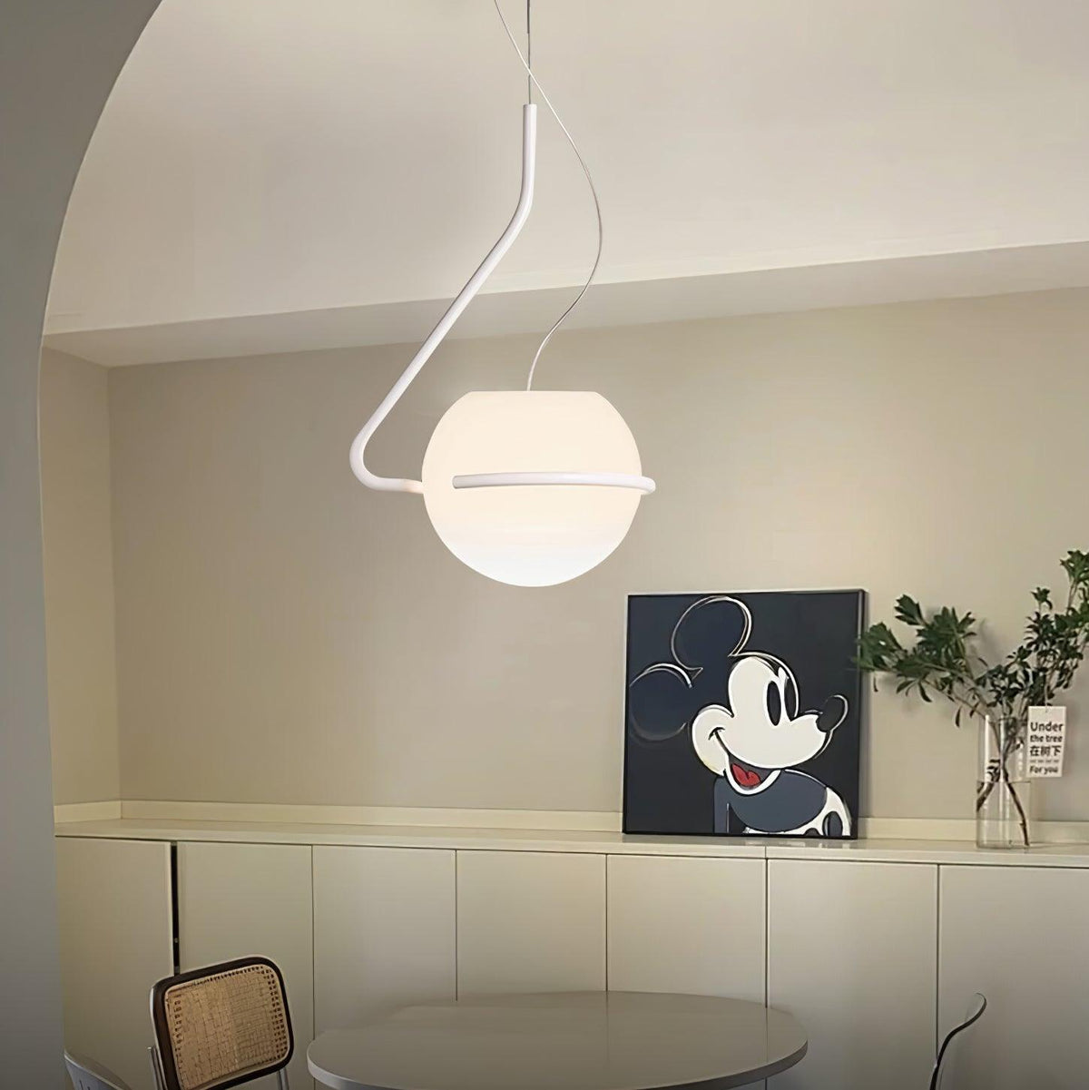 Minimalistisk cirkelformad pendellampa