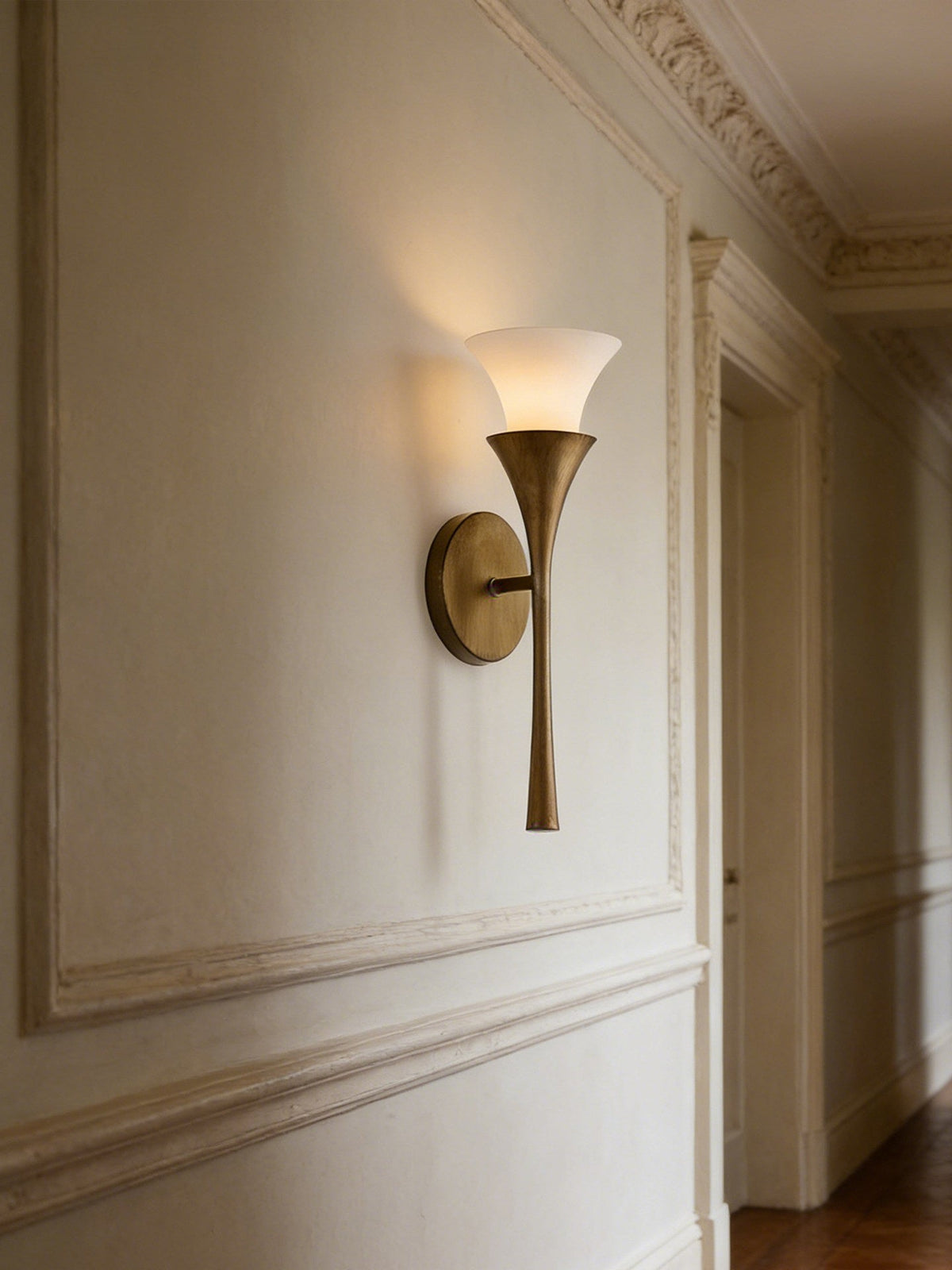Solalette vägglampa i mässing med dubbla koner