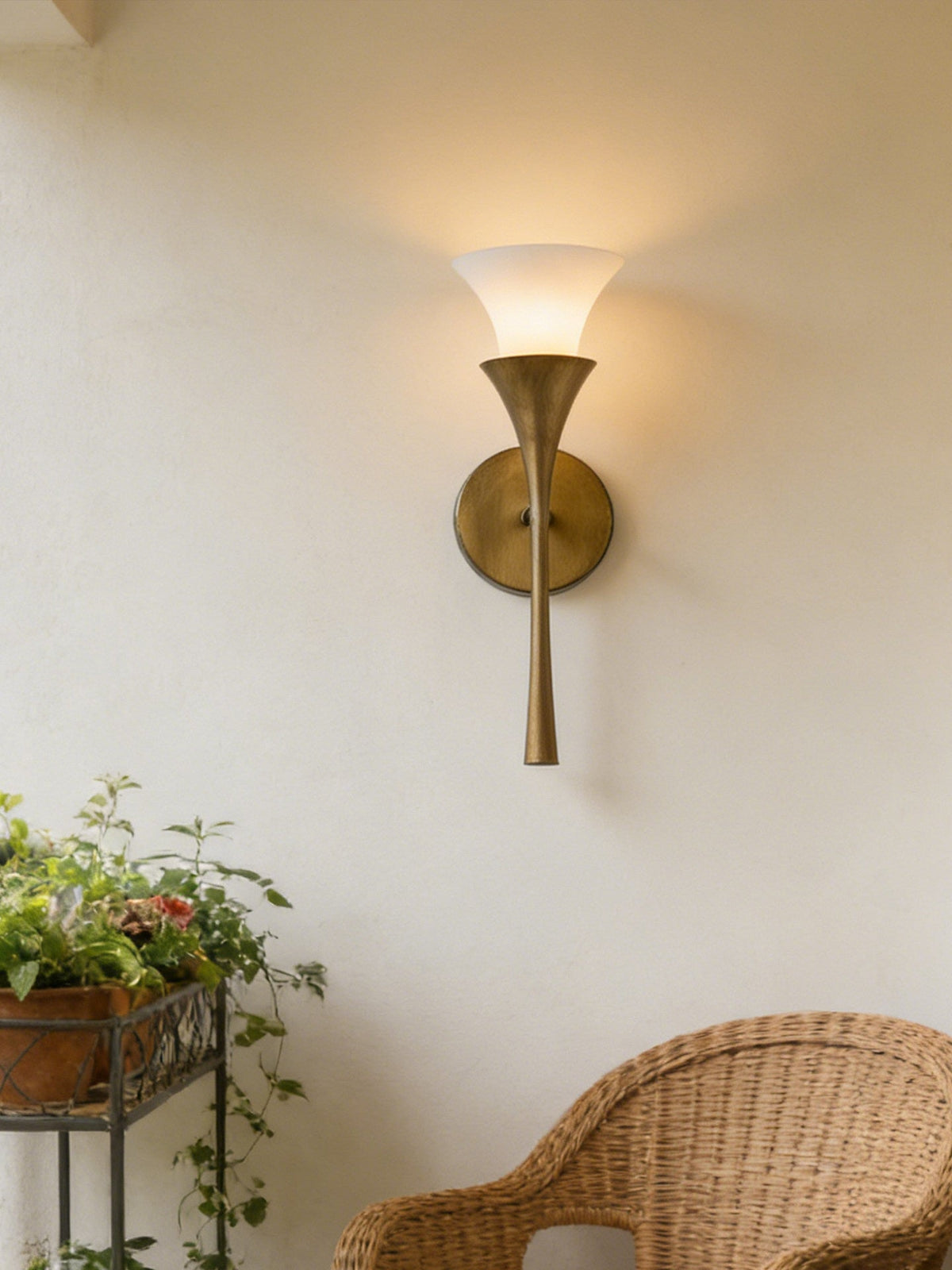 Solalette vägglampa i mässing med dubbla koner