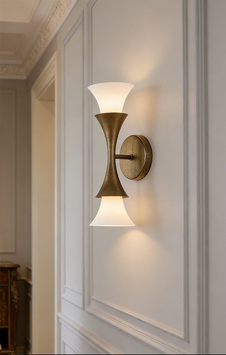 Solalette vägglampa i mässing med dubbla koner