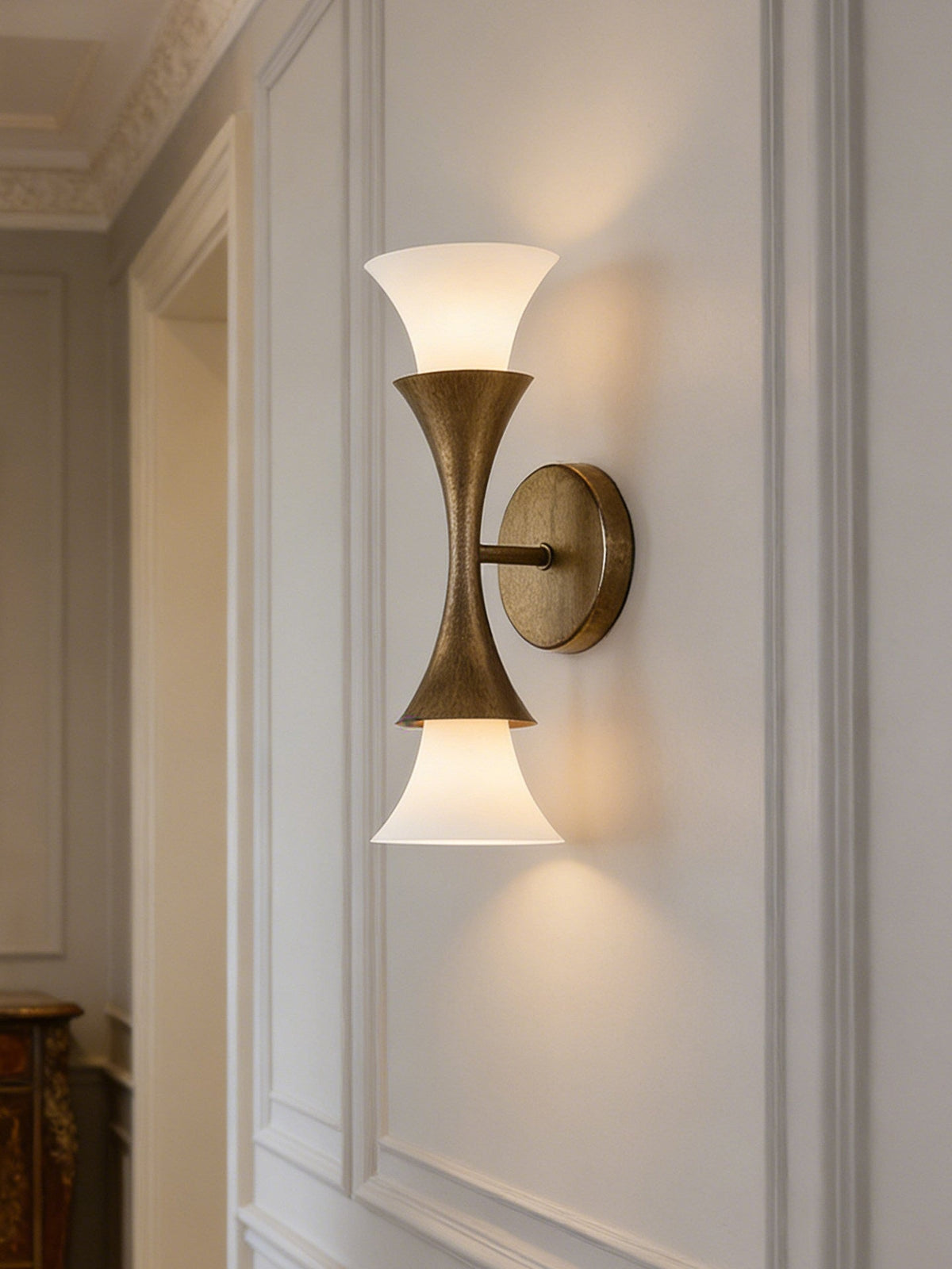 Solalette vägglampa i mässing med dubbla koner
