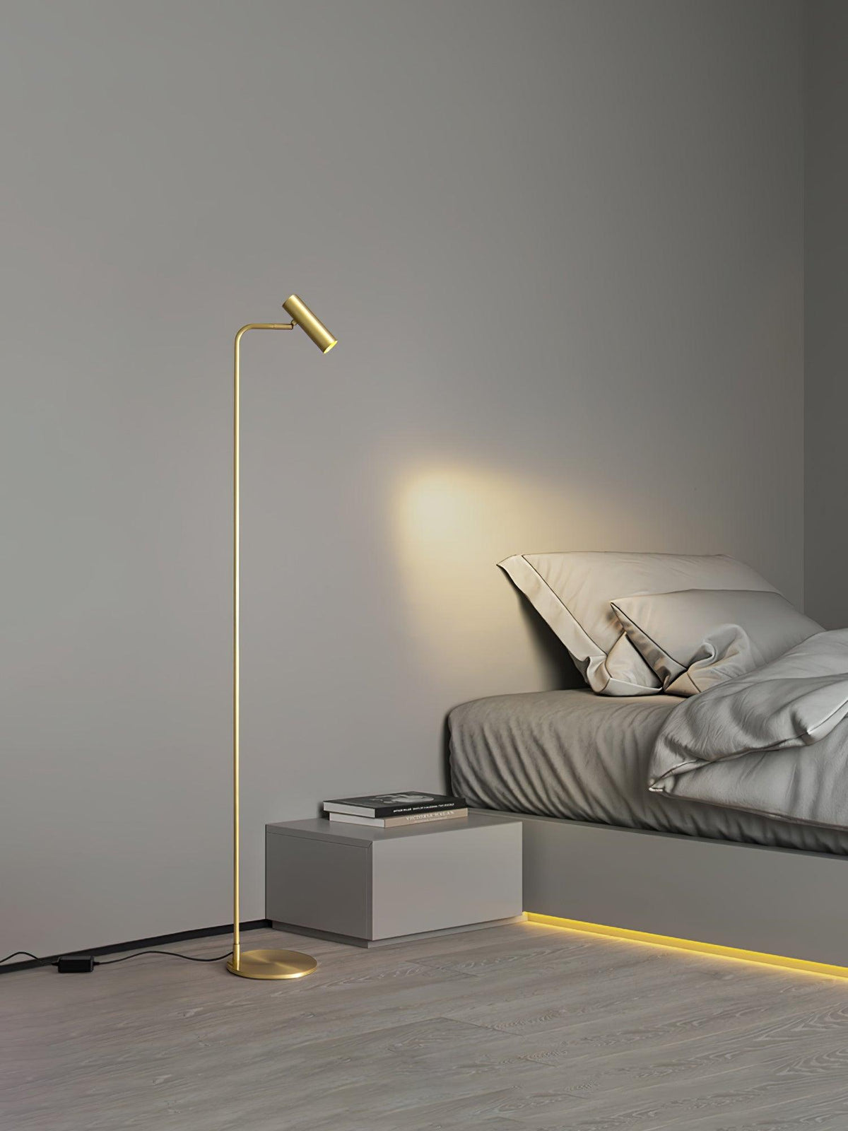 Nirixa industriell golvlampa i mässing