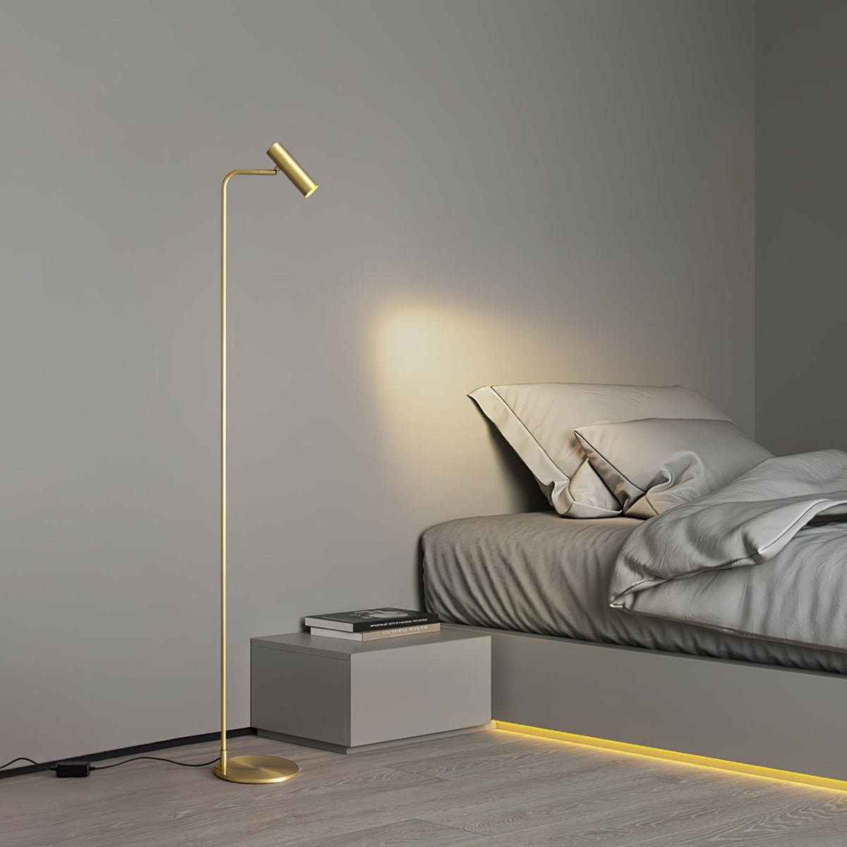 Nirixa industriell golvlampa i mässing