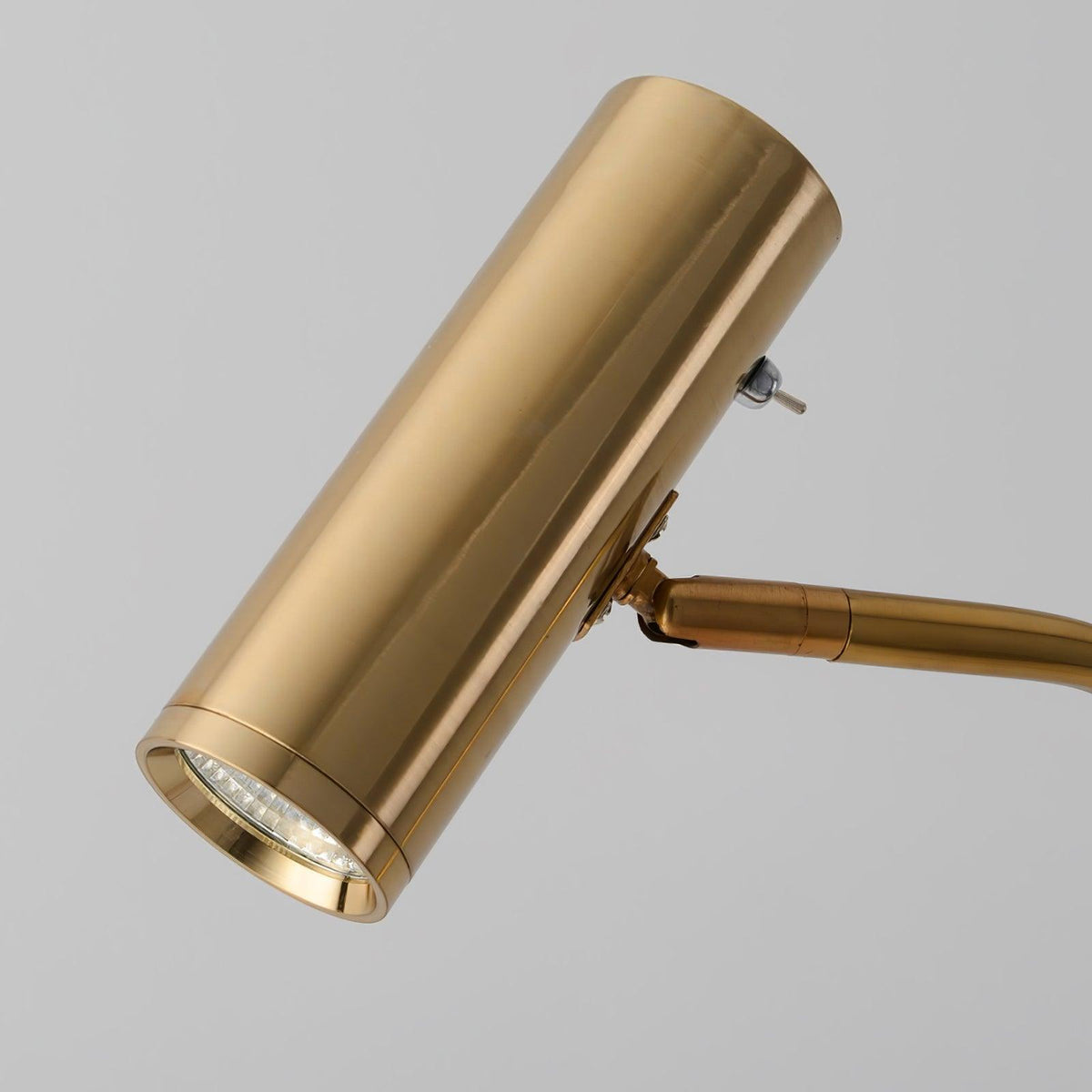 Nirixa industriell golvlampa i mässing