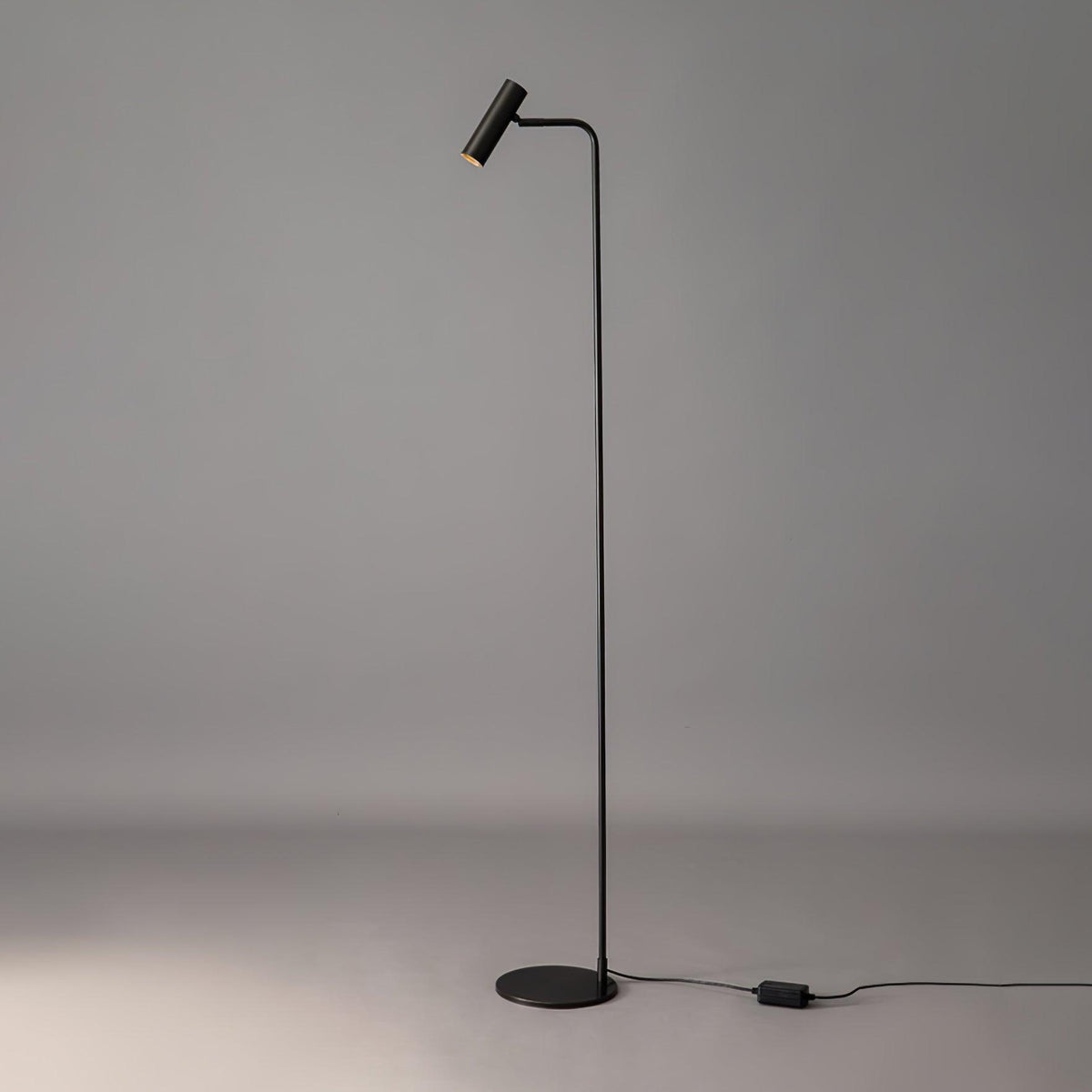 Nirixa industriell golvlampa i mässing