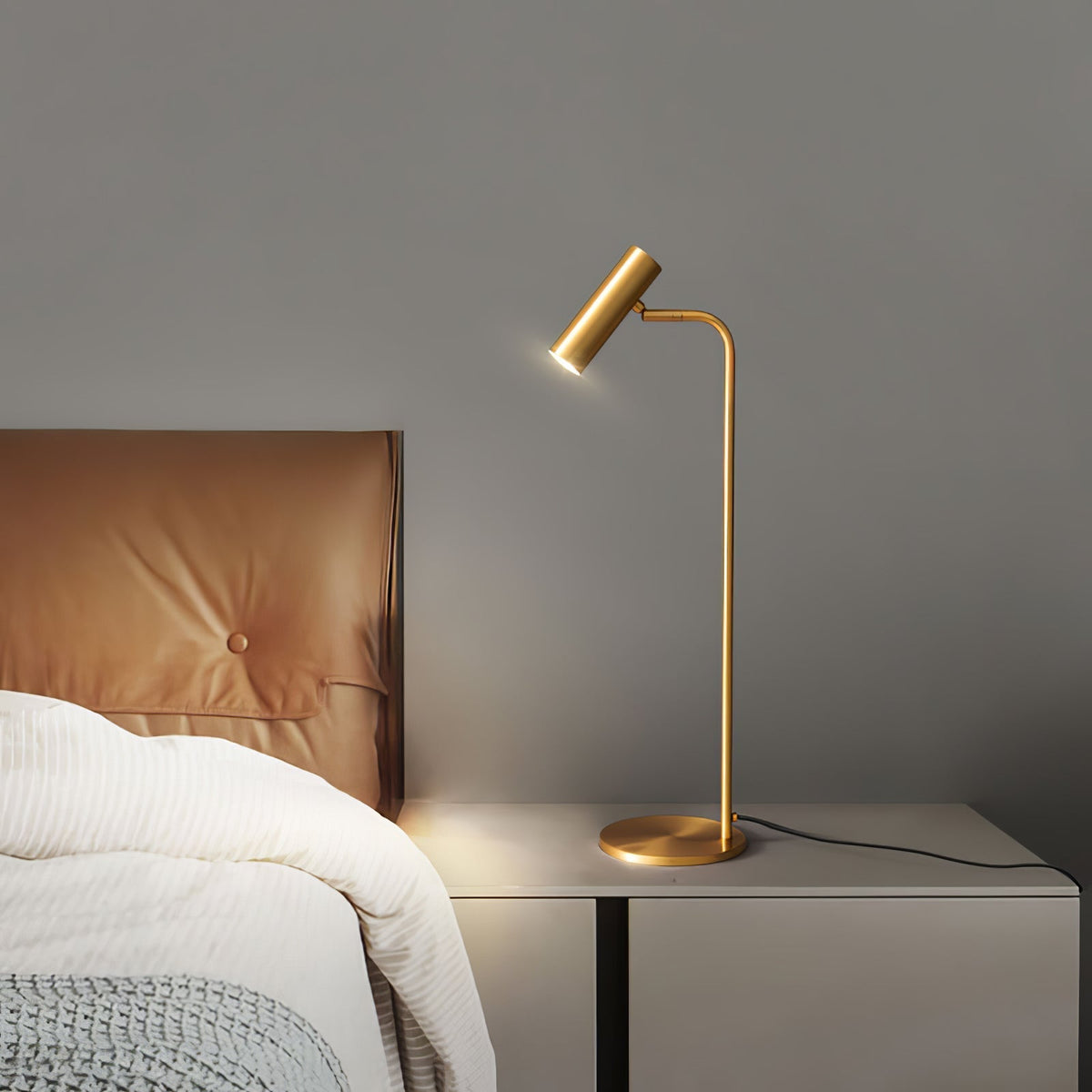 Briona industriell bordslampa i mässing
