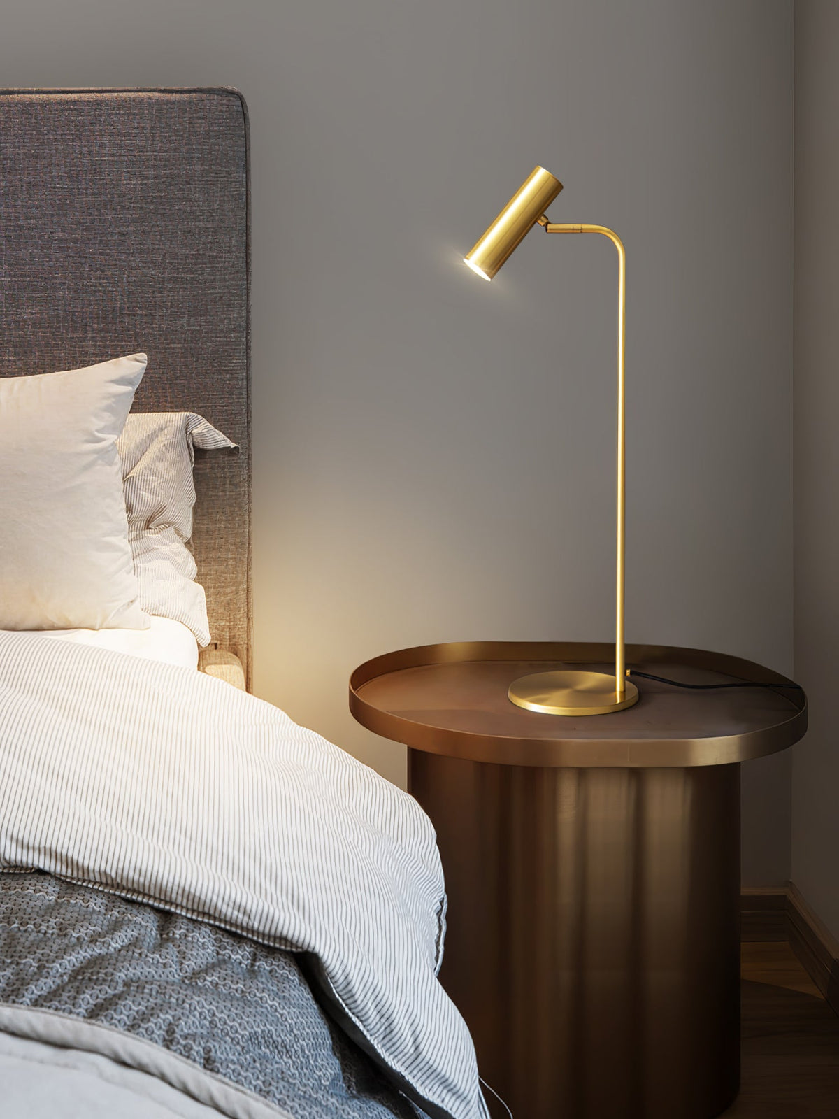 Briona industriell bordslampa i mässing