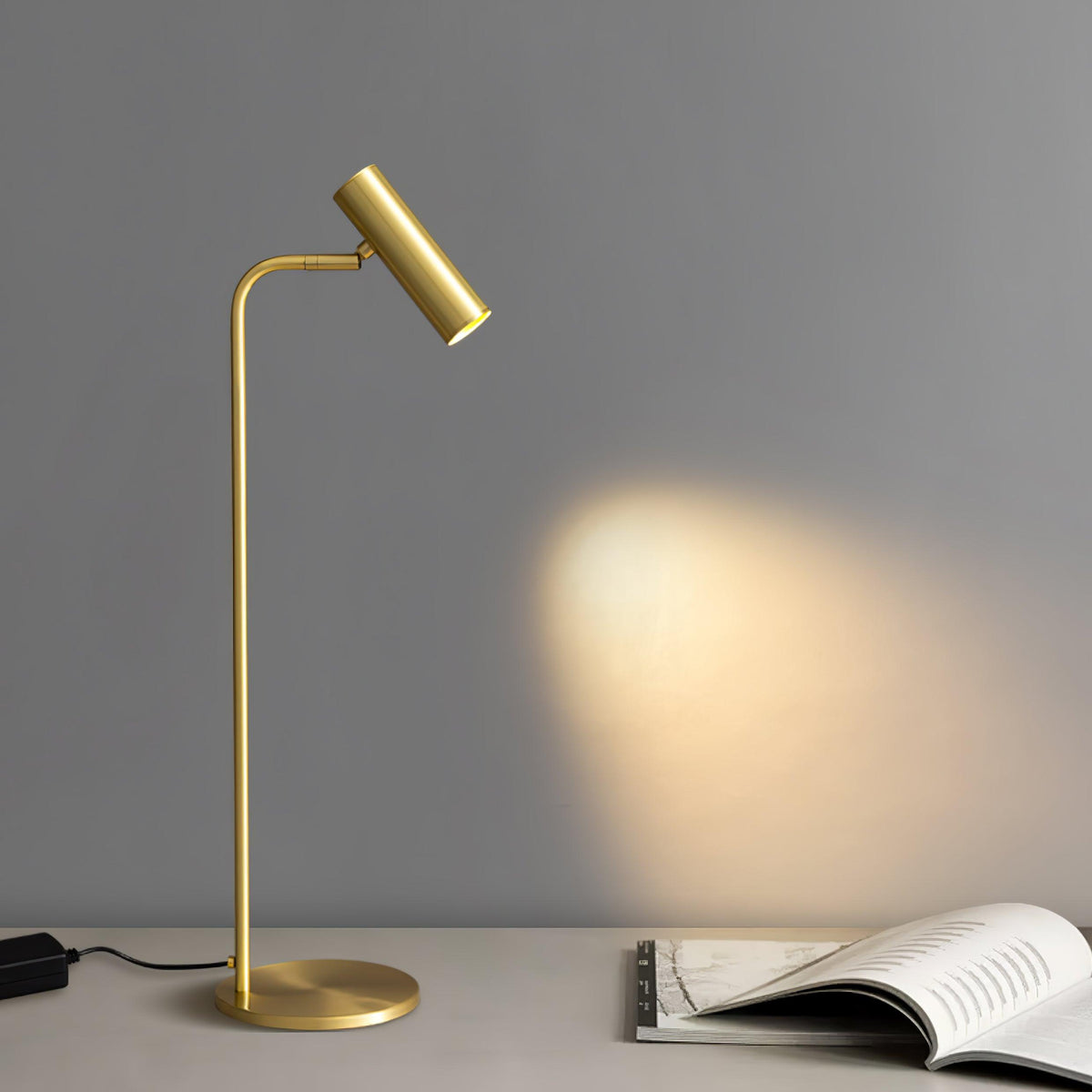 Briona industriell bordslampa i mässing