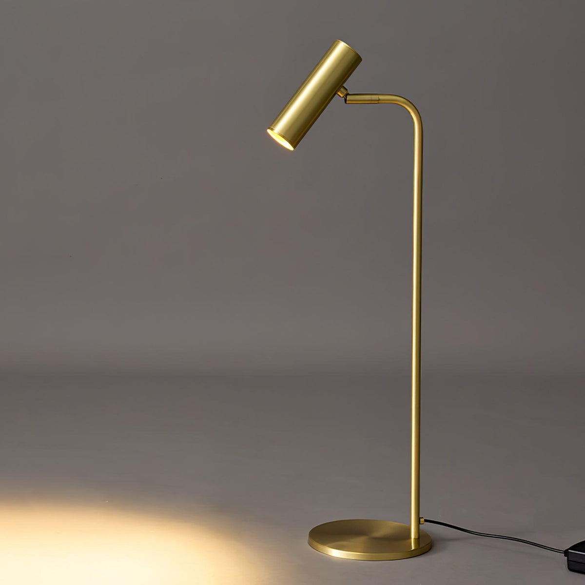 Briona industriell bordslampa i mässing