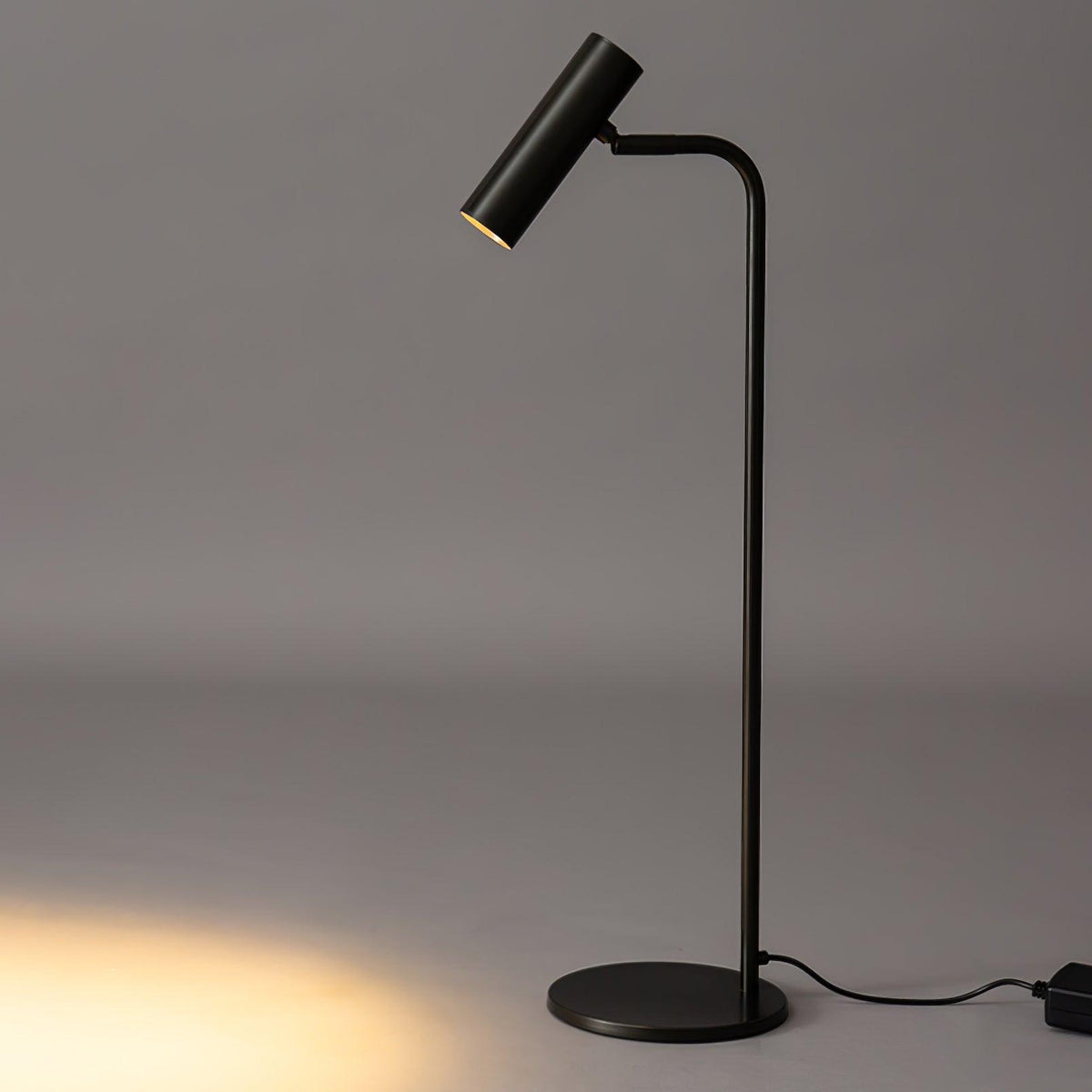 Briona industriell bordslampa i mässing