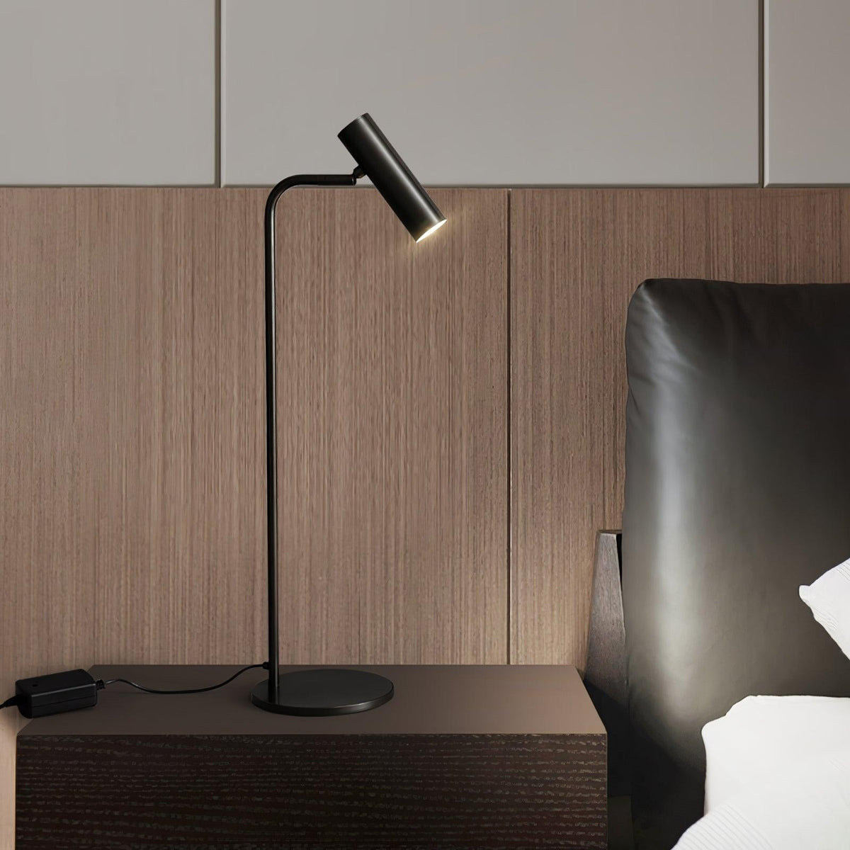 Briona industriell bordslampa i mässing