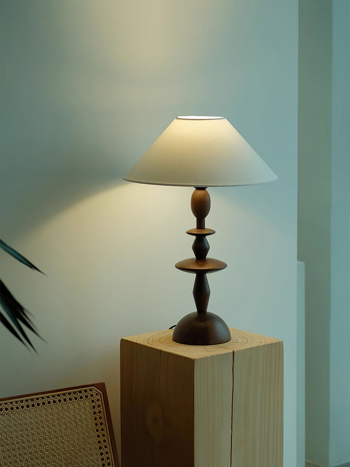 Halenir bordslampa i trä och tyg