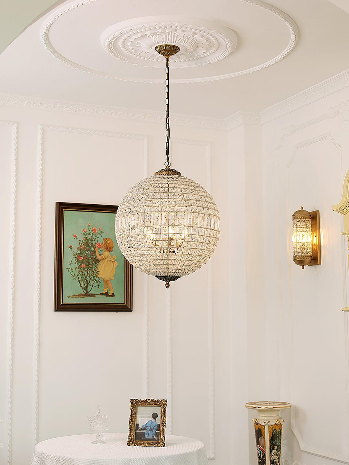 Elyinissa vintage-lysekrone med gylden globus og krystal