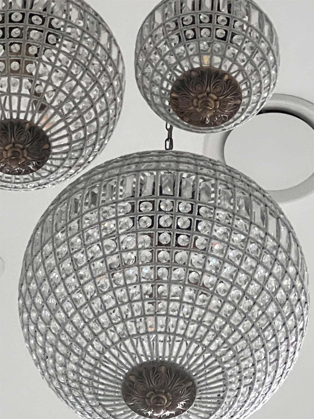 Elyinissa vintage-lysekrone med gylden globus og krystal