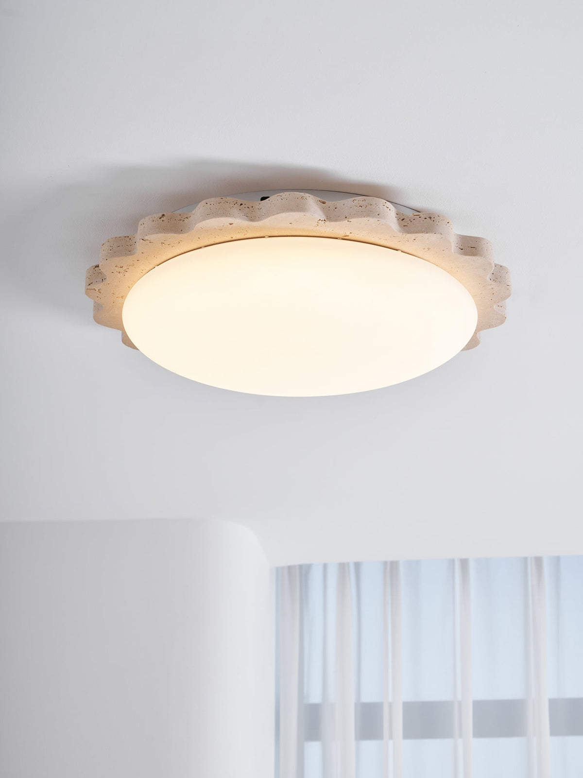 Crestwood Travertine Scallop Edge -kattovalaisin