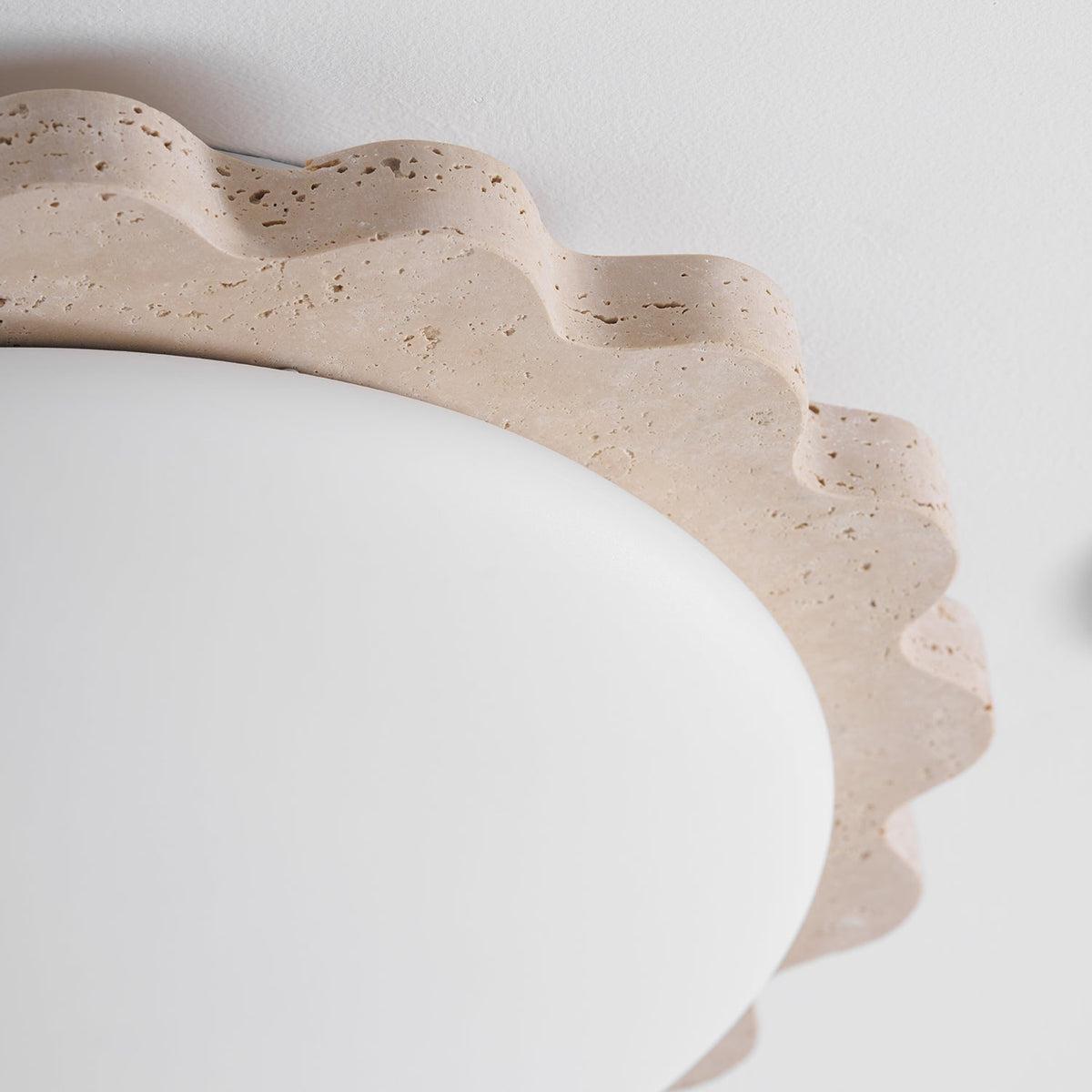 Crestwood Travertine Scallop Edge -kattovalaisin