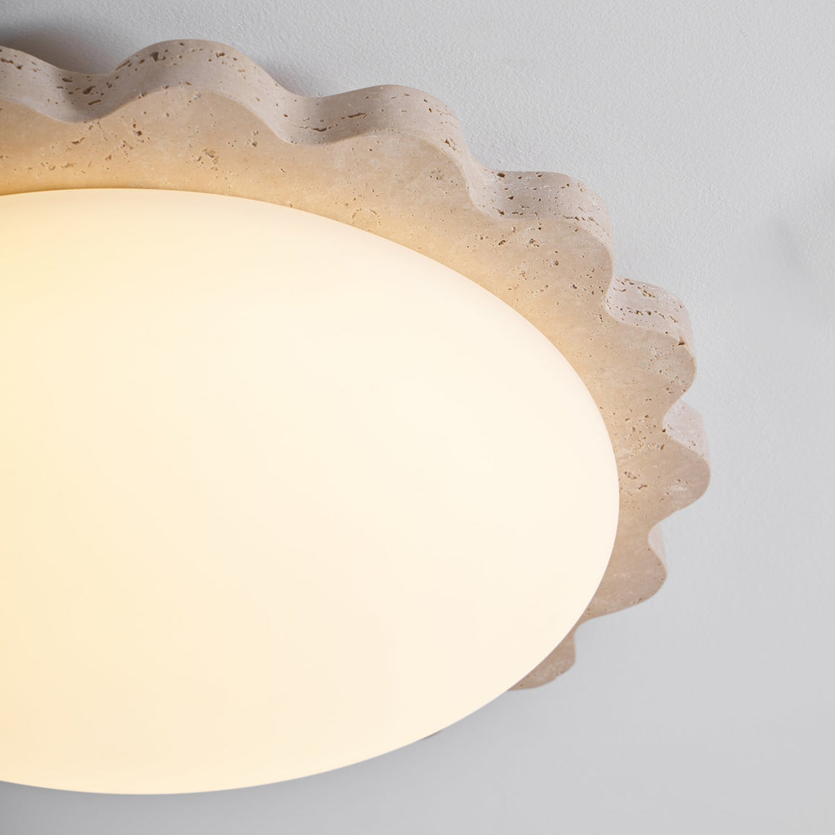 Crestwood Travertine Scallop Edge -kattovalaisin