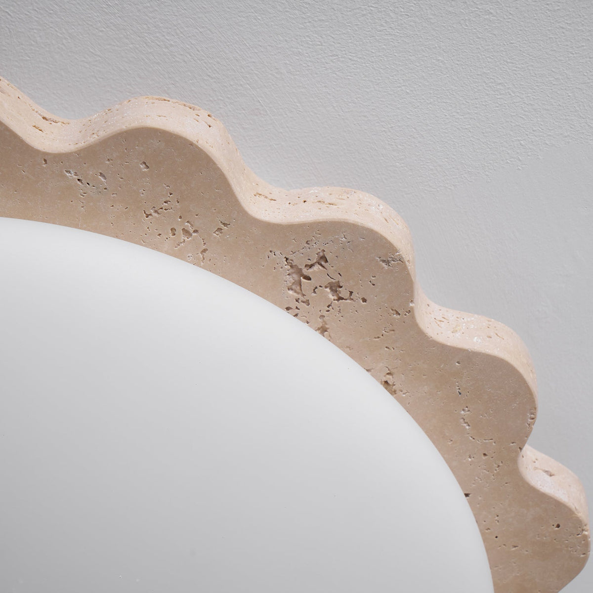 Crestwood Travertine Scallop Edge -kattovalaisin