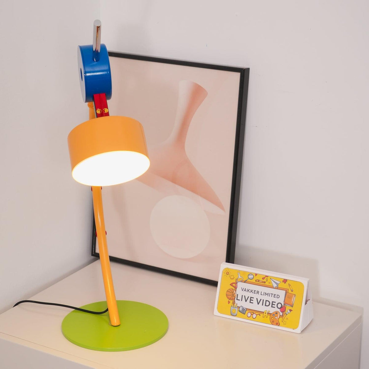 Niraneria kunstnerisk akrylbordlampe