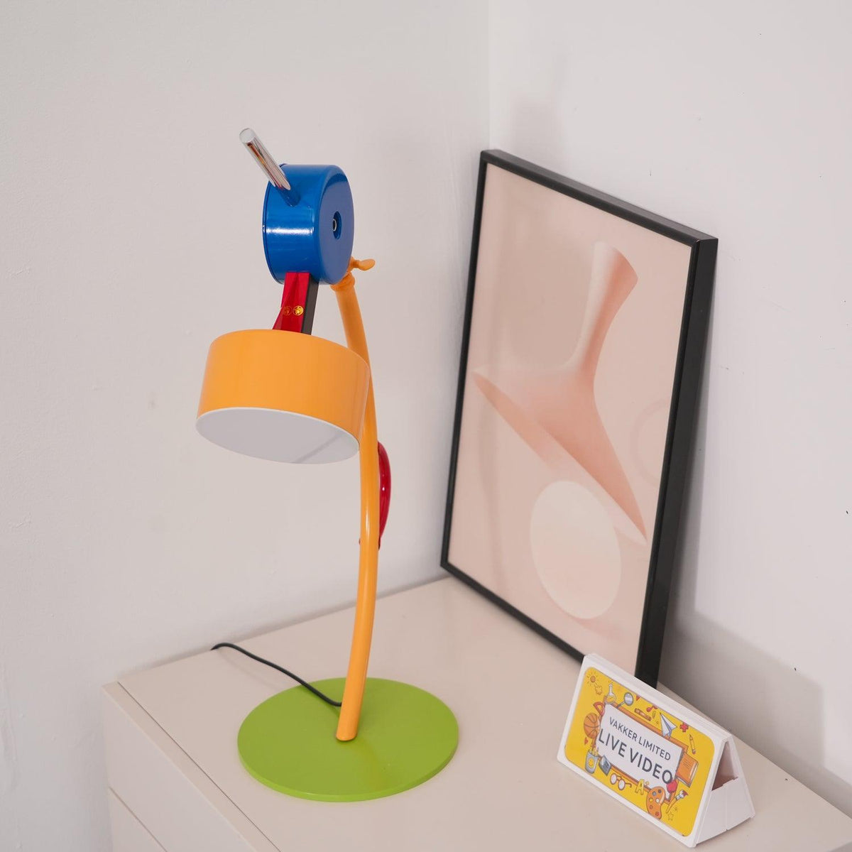 Niraneria kunstnerisk akrylbordlampe