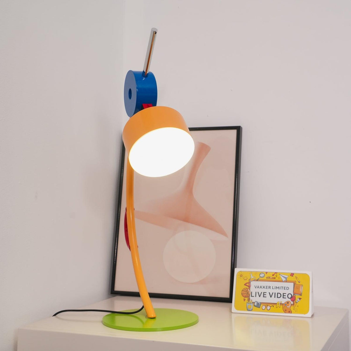 Niraneria kunstnerisk akrylbordlampe